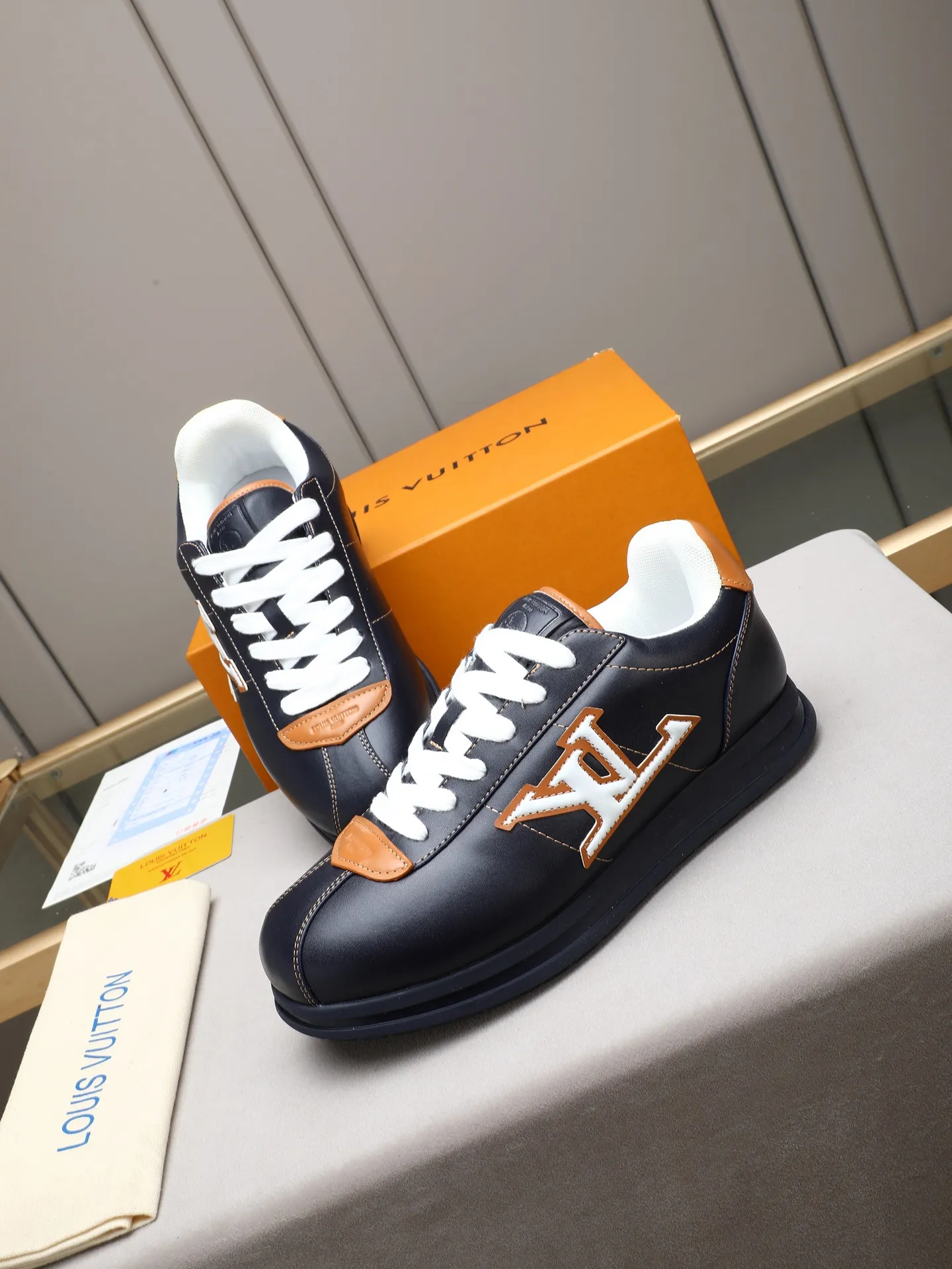 PP560 LV Louis Vuitton L Jialu Brand Runner Tatic Series Thick-soled Casual Sports Shoes Running Shoes Original purchase, development and production This LV Runner Tatic sports shoe combines technical materials such as mesh fabric and ribbons to interpret the inspiration of traditional mountaineering shoes. LV letters are written on one side, the lariat buckle of the quick lacing system is embellished with Monogram flowers and Louis Vuitton logos, and the light and wear-resistant rubber outsole completes the whole. ▪️Fabric: Original imported cowhide + mesh ▪️Inner lining: Original customized breathable mesh ▪️Sole: Original open-molded anti-slip rubber combination material ▪️Size: Men's 38-44 (customized for 45 and 46)